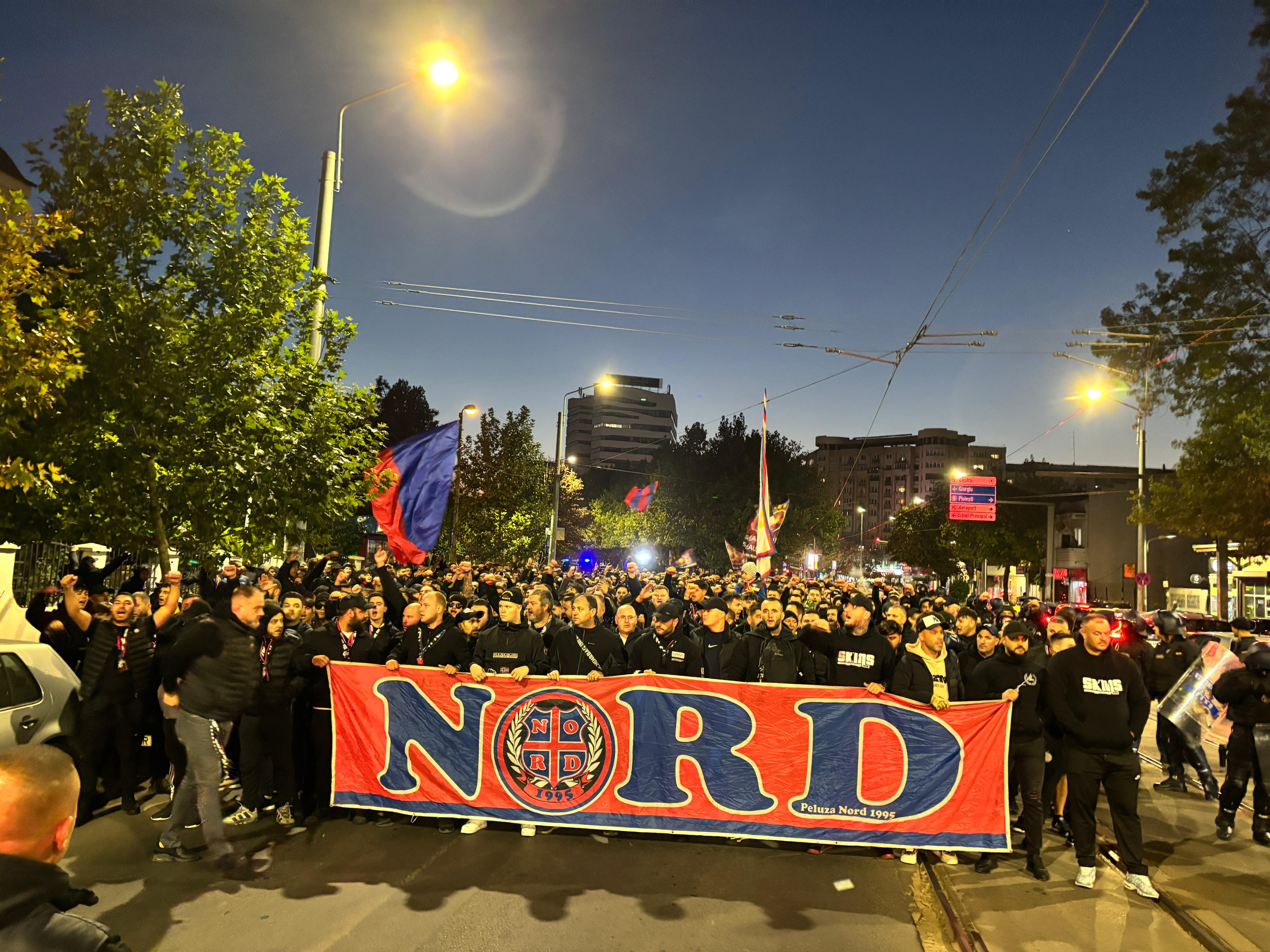 Fanii lui FCSB au plecat spre stadion! Atmosferă nebună pe străzile din București